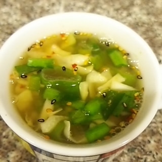 小松菜とキャベツの芯のコンソメスープ